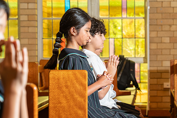 2 students in church praying